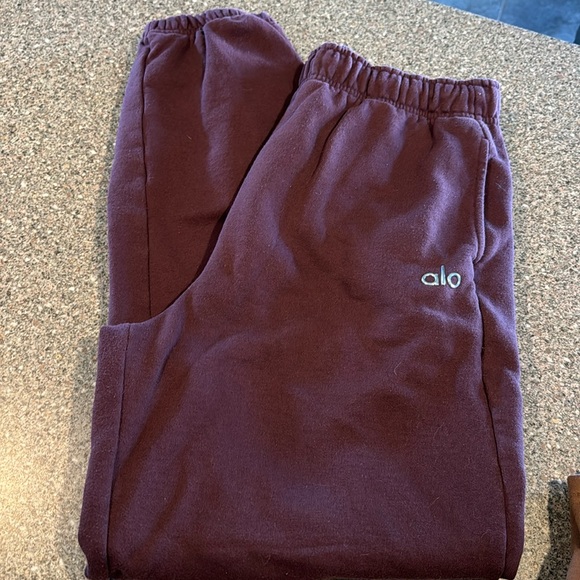 ALO Yoga Pants - Alo accolade sweatpants joggers